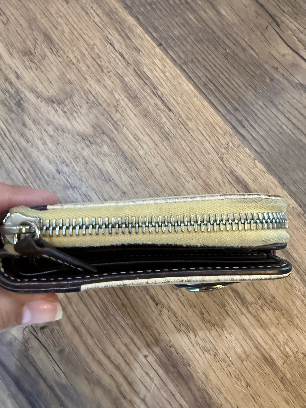 Vintage Dooney & Bourke
Donegal Crest Wallet Florentine & Pebble Leather - Picture 11 of 14